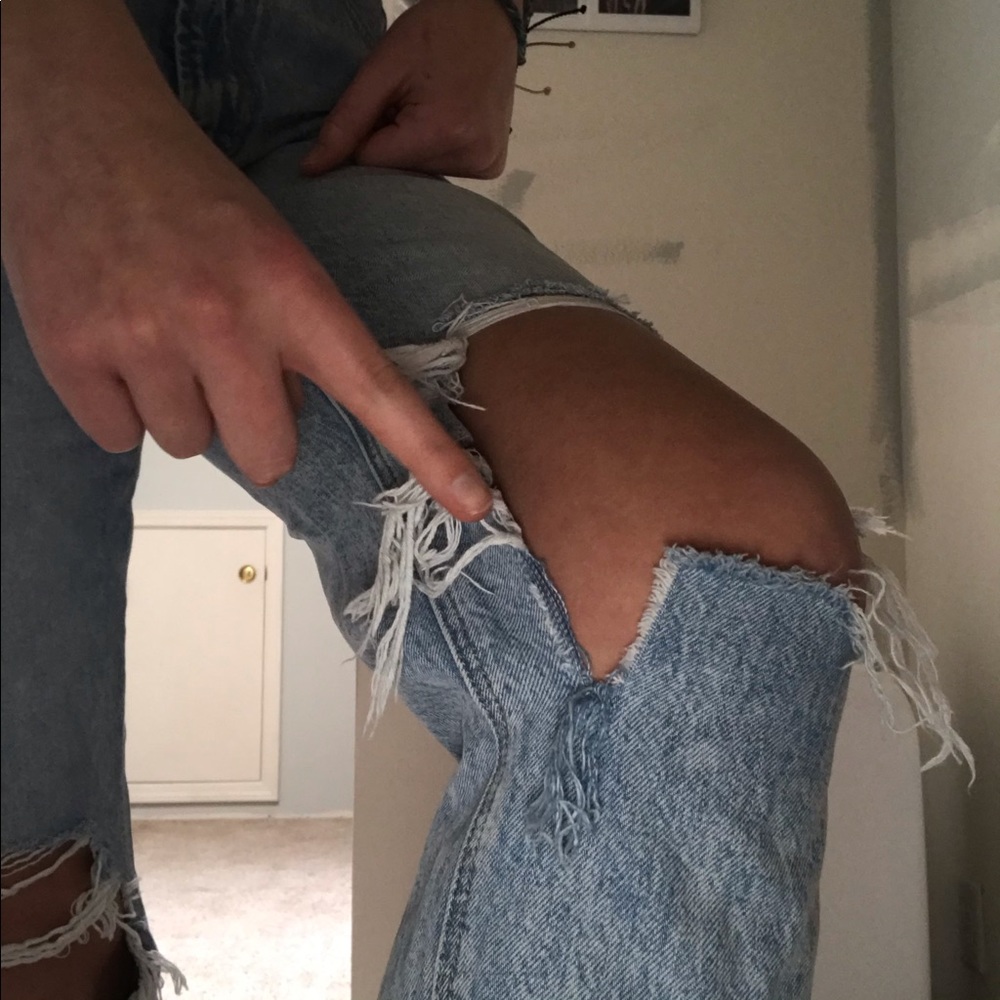 Acid Wash Ripped Mom Jeans - Picture 4 of 5